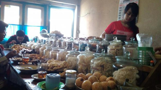 Warung jadul dengan toples zaman dulu yang unik.