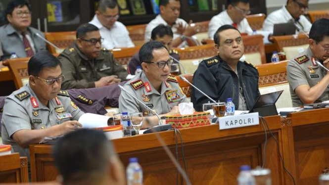 Kapolri Jenderal Tito Karnavian (tengah) saat rapat dengan Komisi III DPR.