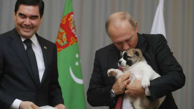 Vladimir Putin kesenangan dengan hadiah anjing kecil
