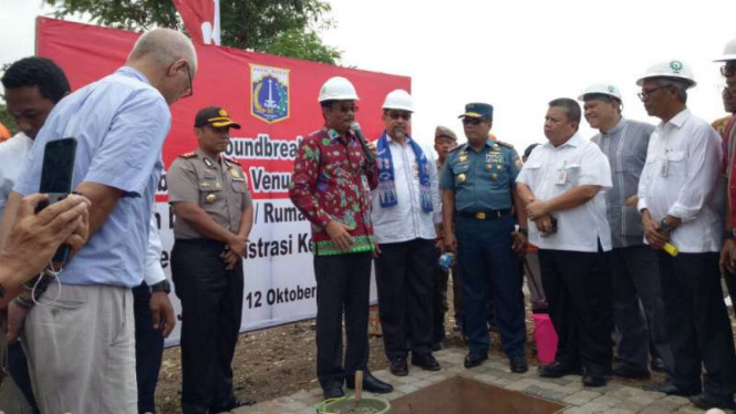 Gubernur DKI Djarot Saiful Hidayat saat ground breaking dermaga di Pulau Seribu