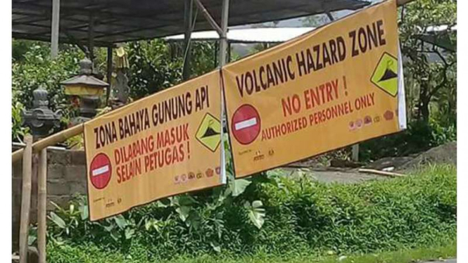 Portal larangan masuk bagi masyarakat di kawasan zona berbahaya Gunung Agung di Kabupaten Karangasem Bali, Kamis (12/10/2017)