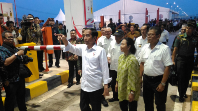Jokowi meninjau lokasi gerbang Tol Palindra, di Kabupaten Ogan Ilir, Sumsel.