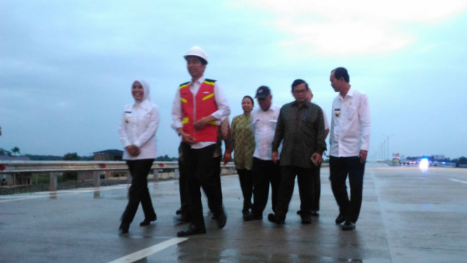 Presiden Jokowi saat meresmikan Tol Palindra.