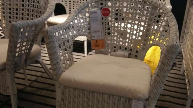 Kursi rotan IKEA buatan Indonesia