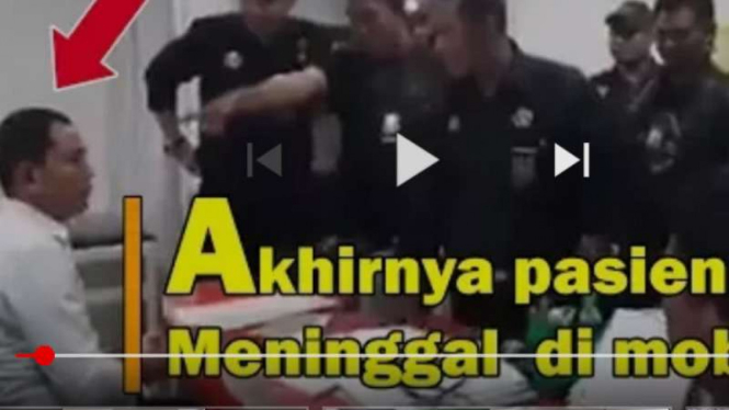 Screenshot video Youtube tentang sejumlah anggota LSM melabrak Rumah Sakit Arya Medika, Tangerang, Banten.