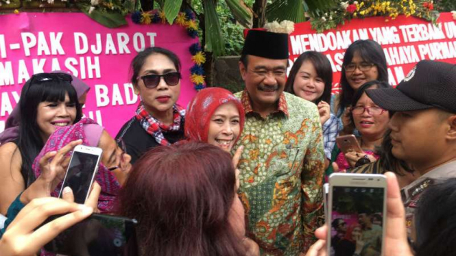 Gubernur DKI Jakarta Djarot Saiful Hidayat berfoto bersama warga