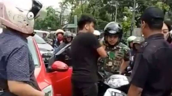 Pemuda pengemudi mobil Mazda saat mendorong anggota TNI.