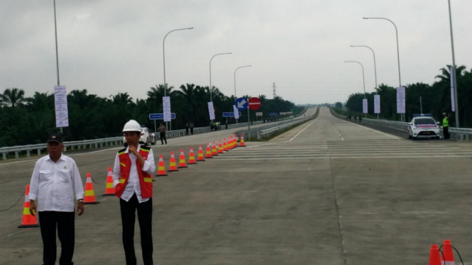 Jokowi meninjau ruas tol Medan-Kualanamu-Tebing Tinggi.