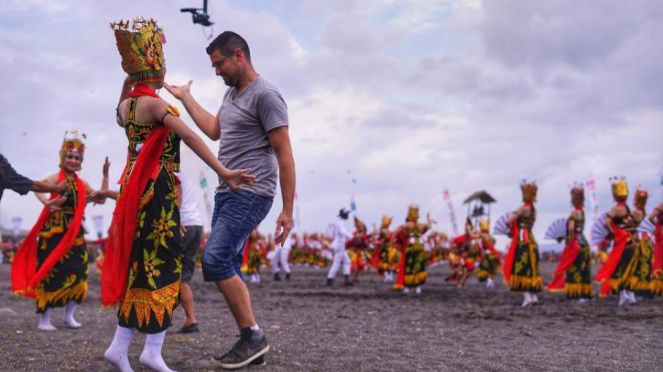Wisatawan asing menari bersama penari Banyuwangi dalam gelaran Gandrung Sewu 2017.