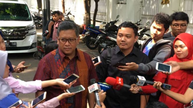 Putra sulung Tri Rismaharini (kanan) dan Hasto Kristiyanto