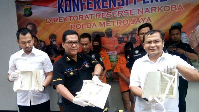 Direktorat Reserse Narkoba Polda Metro tangkap pengedar sabu pakai buku 