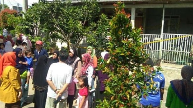 Suasana di depan rumah tempat Lukman bunuh istri dan dua anaknya.