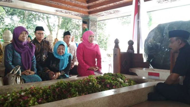 Khofifah Indar Parawansa (baju merah) saat ziarah ke makam Bung Karno