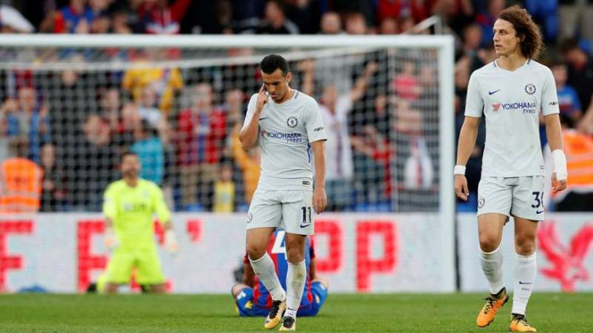 Ekspresi kecewa dua bintang Chelsea, Pedro Rodriguez (kiri) dan David Luiz
