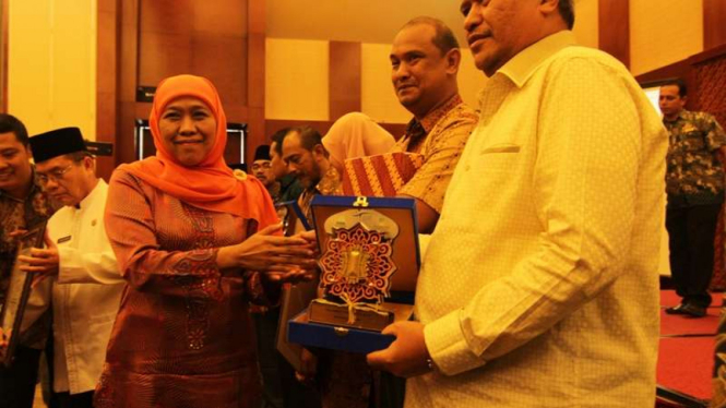 Menteri Sosial Khofifah Indar Parawansa (kiri) menyerahkan PKH Award 2017.
