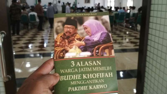 Buku '3 Alasan Warga Katim Memilih Budhe Khofifah Menggantikan Pakde Karwo' yang dibagi dalam pertemuan Khofifah dengan kiai dan ulama Jawa Timur, Minggu (15/10/2017)