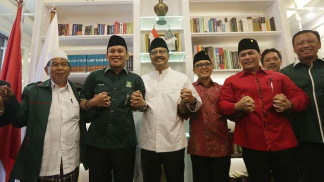 Calon Gubernur Jawa Timur Saifullah Yusuf (baju putih) di Kantor DPP PKB, Jakarta, Minggu (15/10/2017).