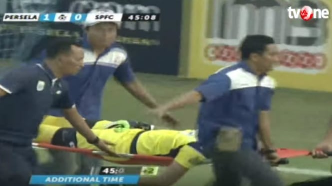 Kiper Persela Lamongan Choirul Huda saat dibawa ke ambulans.