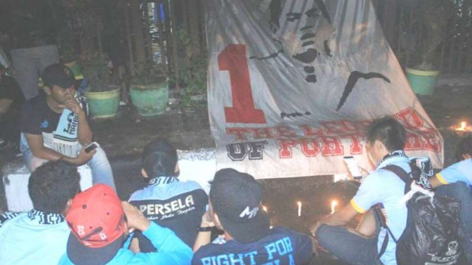 Suasana di sekitar rumah duka kiper Persela Lamongan, Choirul Huda