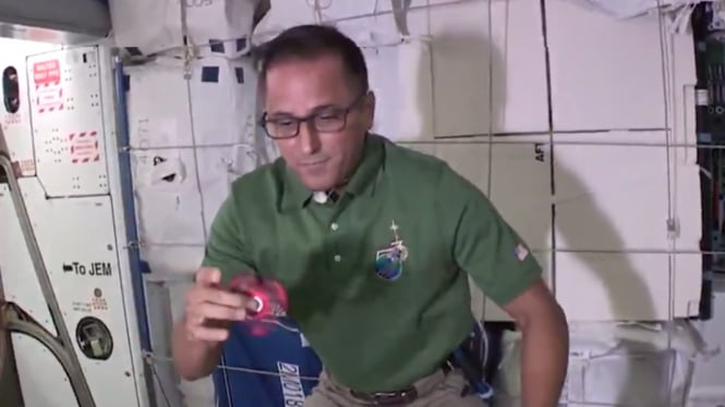 Astronaut di ISS memainkan fodget spinner