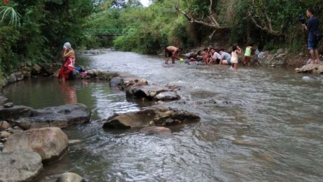 Berendam Air Hangat di Sungai Penindaian