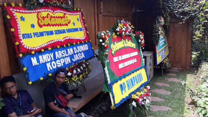Tiga karangan bunga di rumah Gubernur DKI Jakarta terpilih, Anies Baswedan 