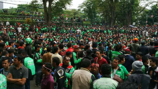 Ribuan pengemudi ojek online berkumpul di Gedung Sate Bandung, Jawa Barat.