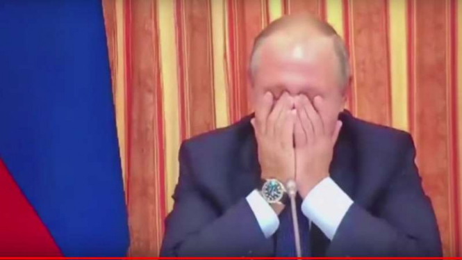 Presiden Rusia Vladimir Putin menutupi wajahnya karena tak bisa menahan tawa usai mendengar rencana ekspor daging babi ke Indonesia oleh menterinya.