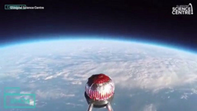 Kue mangkuk meluncur ke luar angkasa