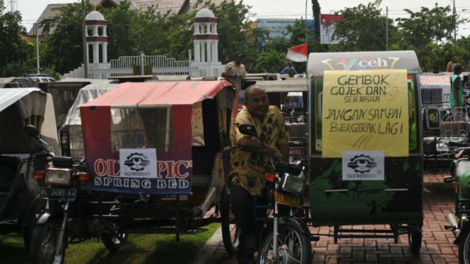 Pengendara angkutan konvensional menuntut transportasi berbasis aplikasi online dilarang beroperasi di Aceh dalam aksi unjuk rasa di halaman kantor Gubernur di Banda Aceh pada Senin, 16 Oktober 2017.