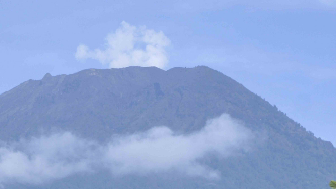 Gunung Agung Keluarkan Asap Kawah. Status Gunung Agung masih awas, sejak tiga minggu lalu.