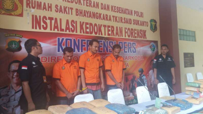 Tiga tersangka penyelundup 347 kilogram ganja asal Aceh saat diringkus Polda Metro Jaya, Senin (16/10/2017)
