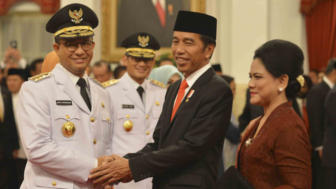 Gubernur DKI Jakarta, Anies Baswedan, saat dilantik Presiden Joko Widodo pada 16 Oktober 2017.