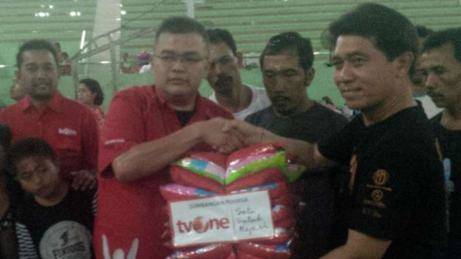 Ketua Yayasan Satu untuk Negeri tvOne Isvan Naviansyah menyalurkan bantuan untuk pengungsi Gunung Agung yang tinggal sementara di GOR Swecapura, Kabupaten Klungkung, Bali, pada Senin malam, 16 Oktober 2017.