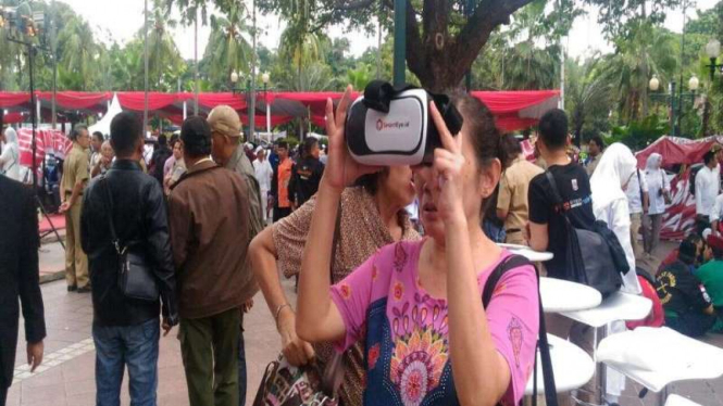 Seorang pengunjung menggunakan SmartEye Virtual Reality