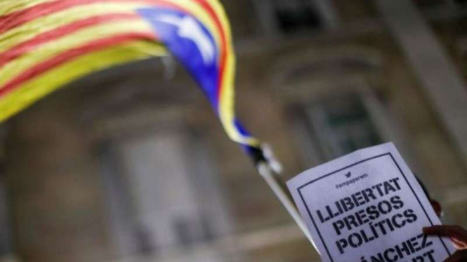 Aksi demontrasi di Catalunya menentang penangkapan dua tokoh mereka.