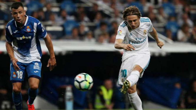 Gelandang Real Madrid, Luka Modric (kanan).