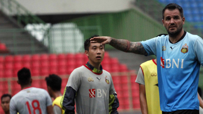 Pelatih Timnas Indonesia, Simon McMenemy, saat masih membesut Bhayangkara FC.