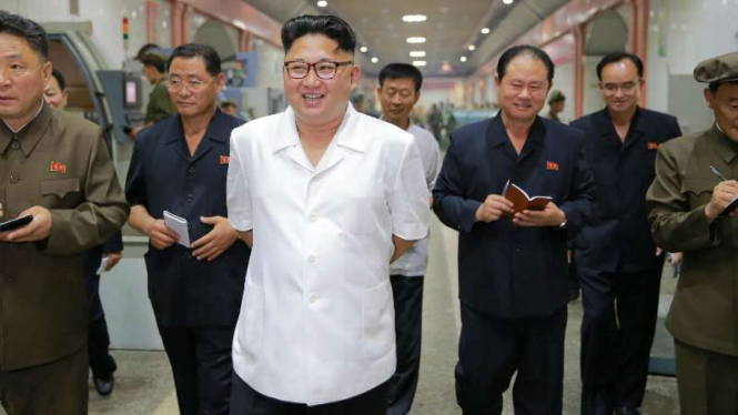 Pemimpin Korea Utara, Kim Jong-un, saat  melakukan inspeksi.