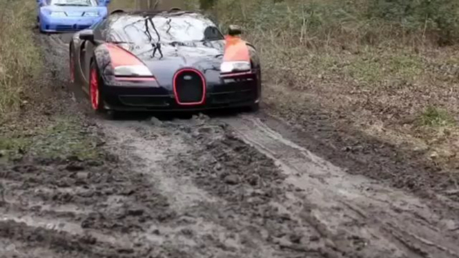 Supercar dipakai melintas di jalur off-road.