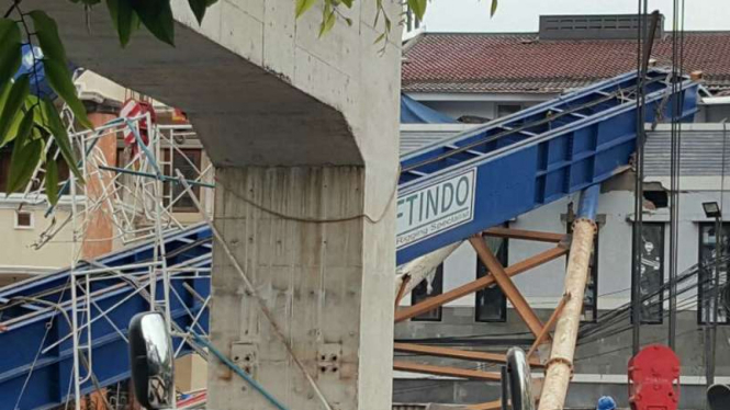Crane proyek LRT menimpa rumah warga di Kelapa Gading