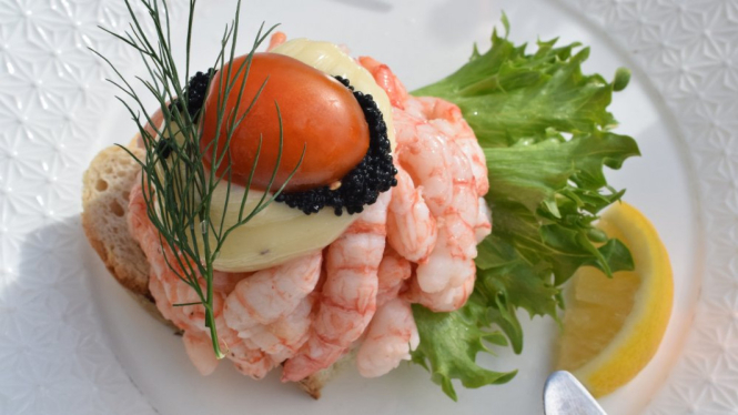 Smørrebrød dengan Udang Rebus