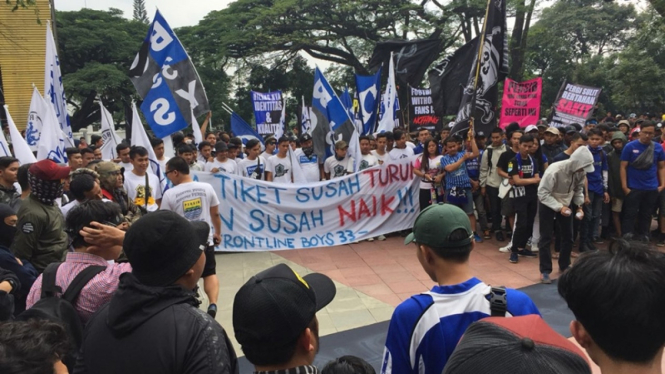 Bobotoh menggelar aksi demonstrasi di depan kantor Persib Bandung