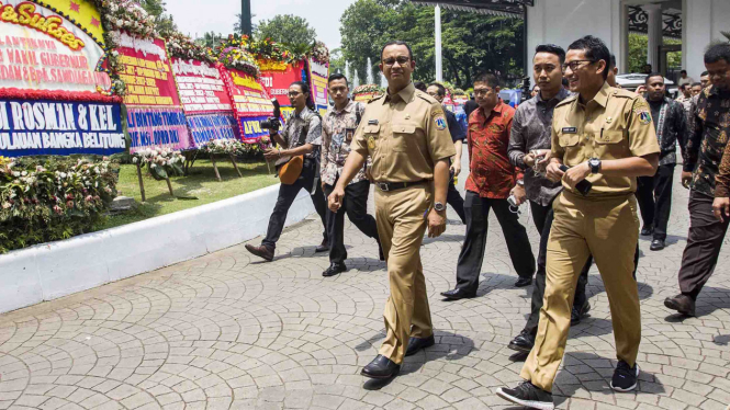 Hari pertama Anies-Sandi bertugas di Balai Kota Jakarta.