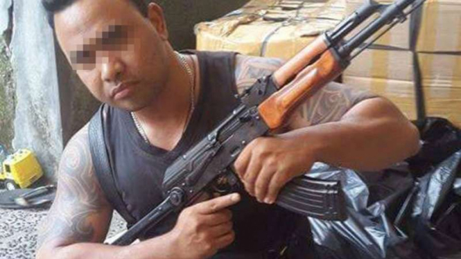 Pria Bali yang mengunggah foto dirinya bersama senjata AK-47 di jejaring sosial Facebook.