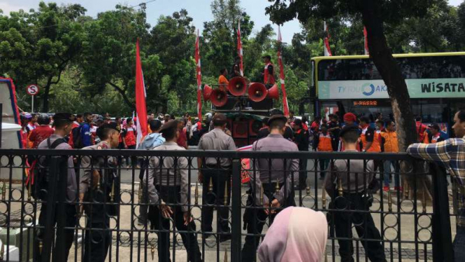 Puluhan buruh demonstrasi di depan Balai Kota DKI Jakarta, Rabu, 18 Oktober 2017