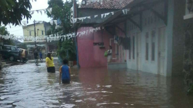 Banjir di Sektor 9, Bintaro, Pondok Aren, Tangerang Selatan, Rabu, 18 Oktober 2017.