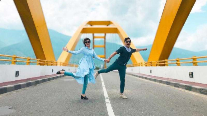 Arie Untung dan Fenita berfoto di Jembatan Ponulele