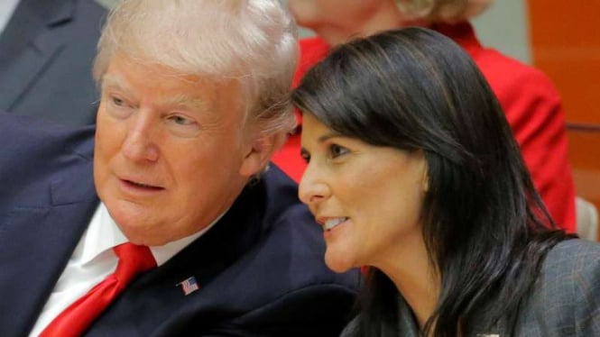 Duta Besar AS untuk PBB, Nikki Haley (kanan), dan Presiden Donald Trump.