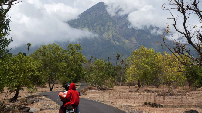 Aktivitas vulkanik Gunung Agung masih fluktuatif. Saat ini gunung di Kabupaten Karangasem Bali ini sedang dalam kondisi kritis.